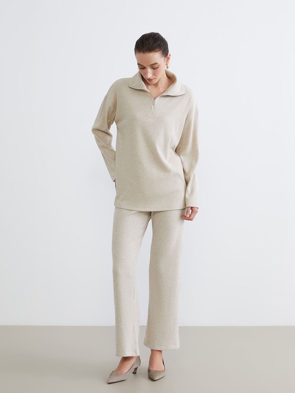 Bej Dik Yaka Kadın Tişört-1