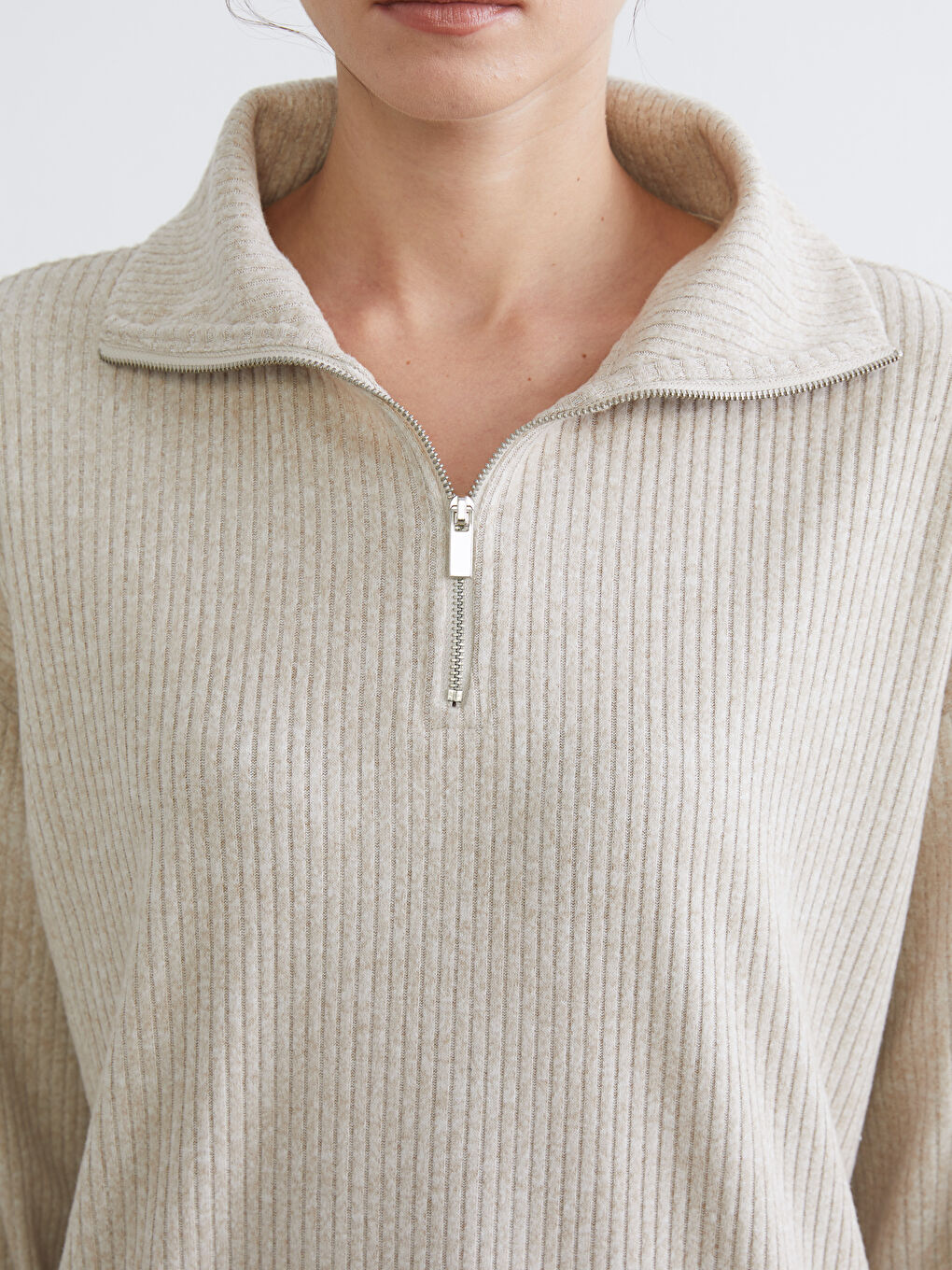 Bej Dik Yaka Kadın Tişört-2