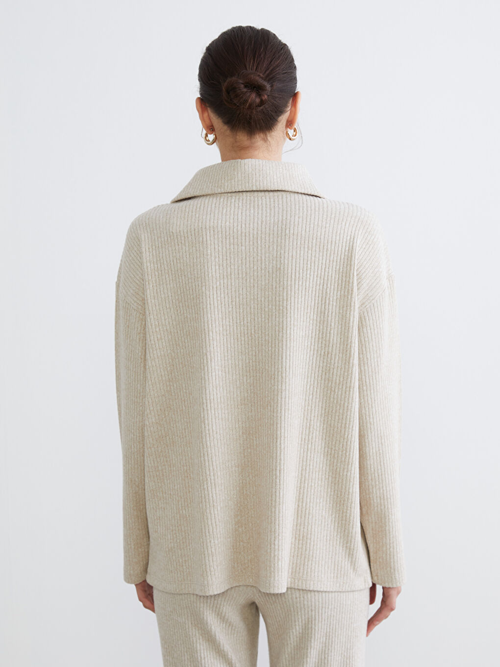 Bej Dik Yaka Kadın Tişört-3