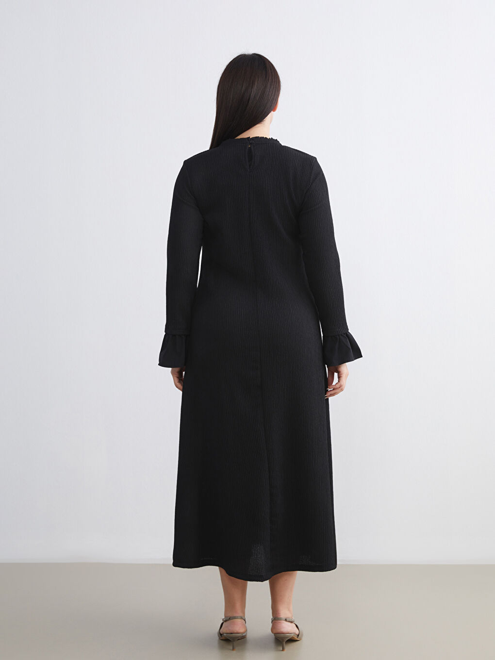 Siyah Büyük Beden Fırfırlı Dik Yaka Elbise-3