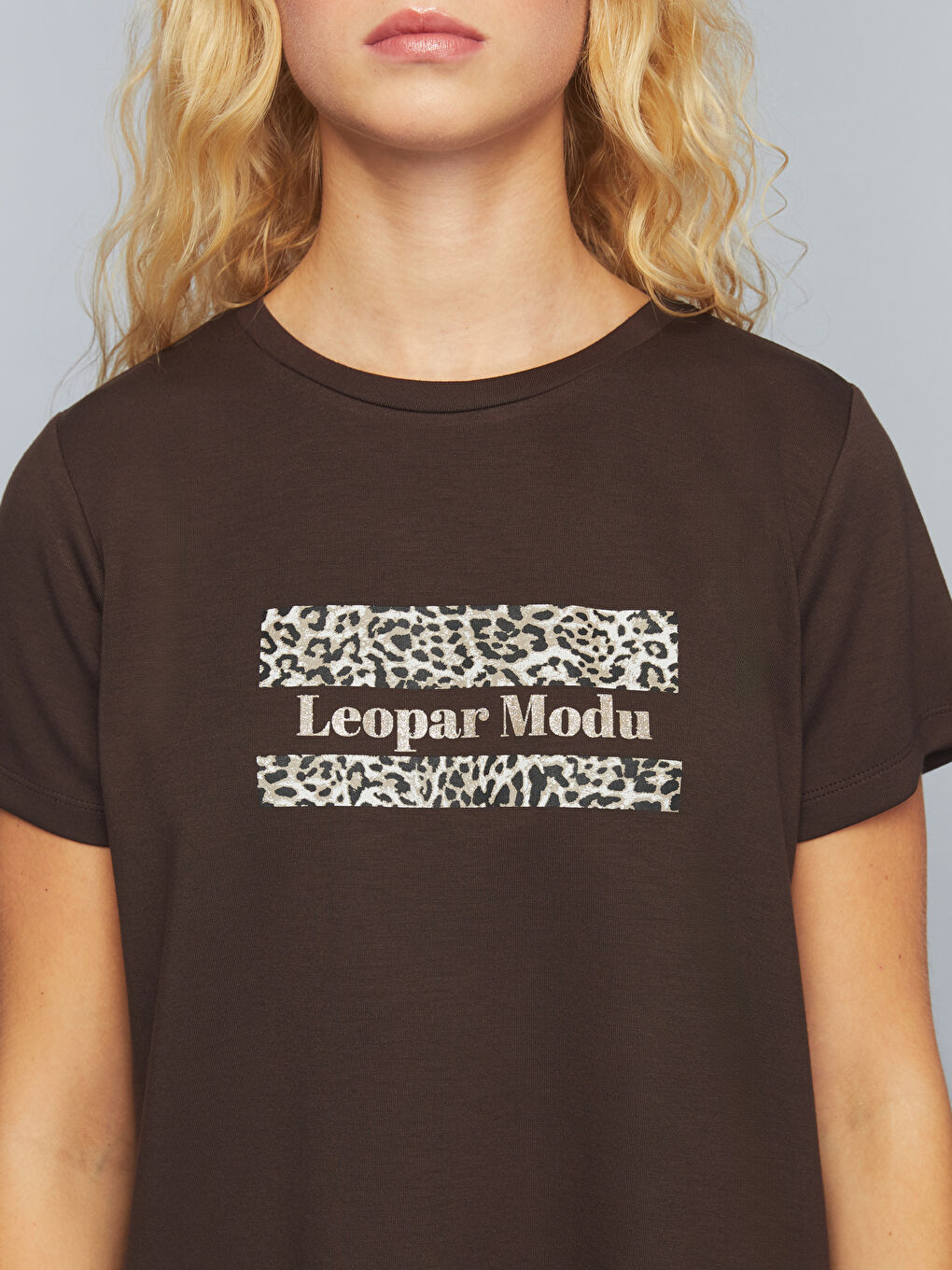 Kahverengi Bisiklet Yaka Leopar Baskılı Kadın Tişört-2
