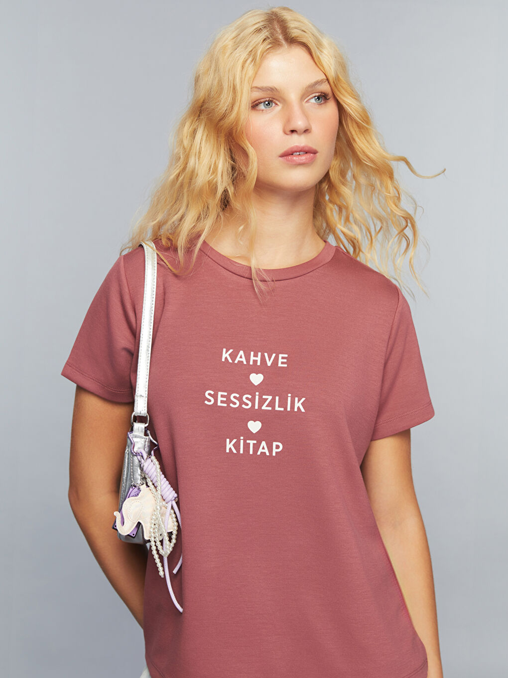 Pembe Bisiklet Yaka Slogan Baskılı Kadın Tişört