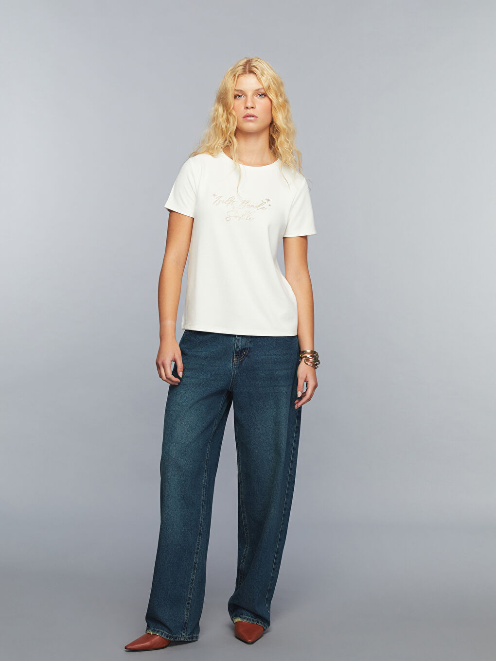 Ekru Bisiklet Yaka Slogan Baskılı Kadın Tişört-1