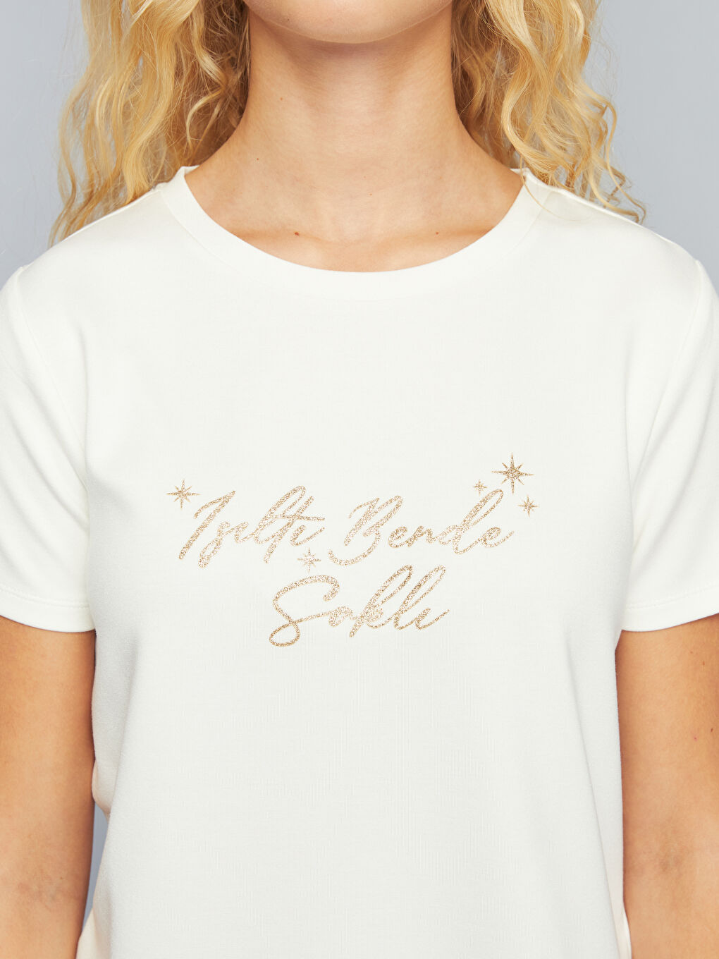 Ekru Bisiklet Yaka Slogan Baskılı Kadın Tişört-2