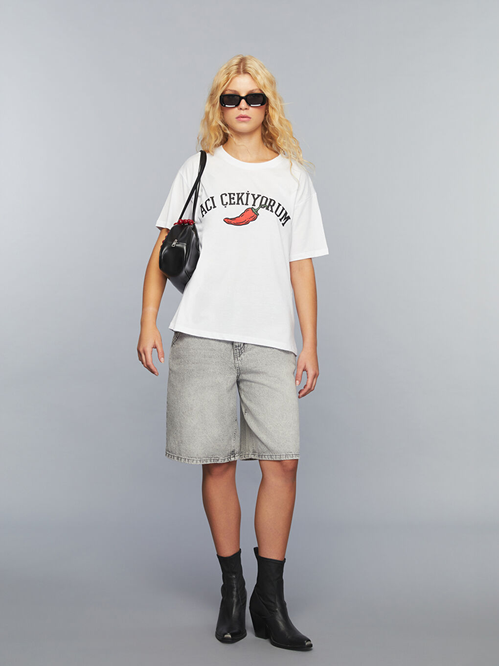 Beyaz Bisiklet Yaka Slogan Baskılı Kadın Tişört-1