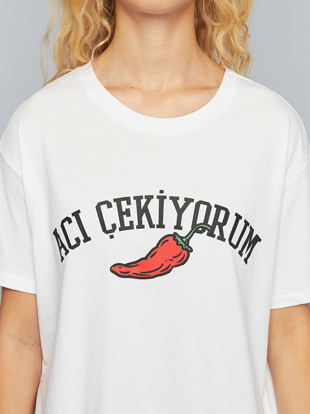 Beyaz Bisiklet Yaka Slogan Baskılı Kadın Tişört-2