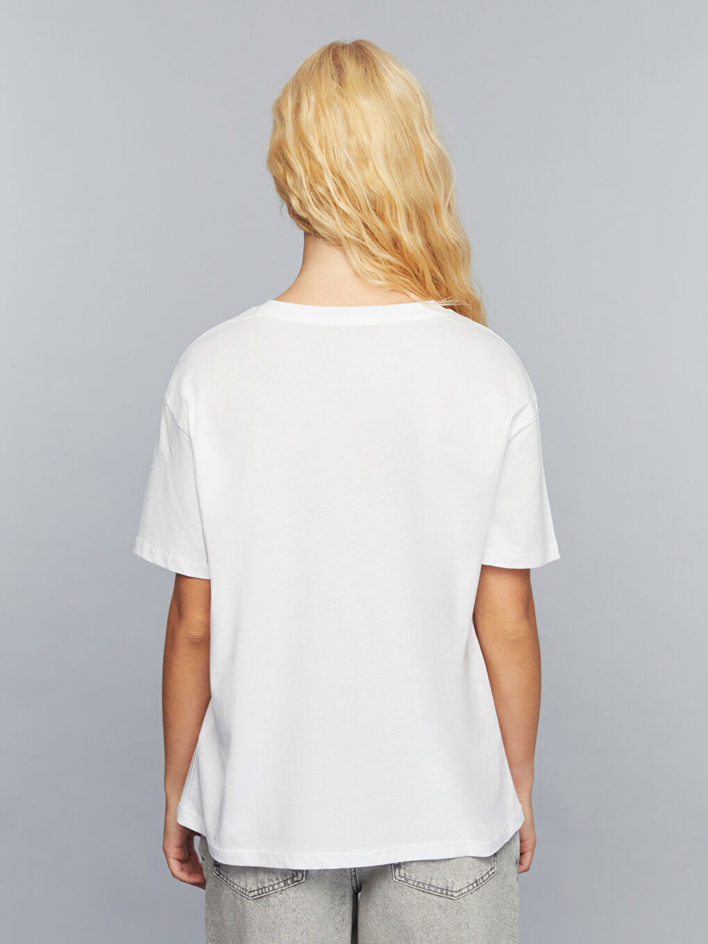 Beyaz Bisiklet Yaka Slogan Baskılı Kadın Tişört-3