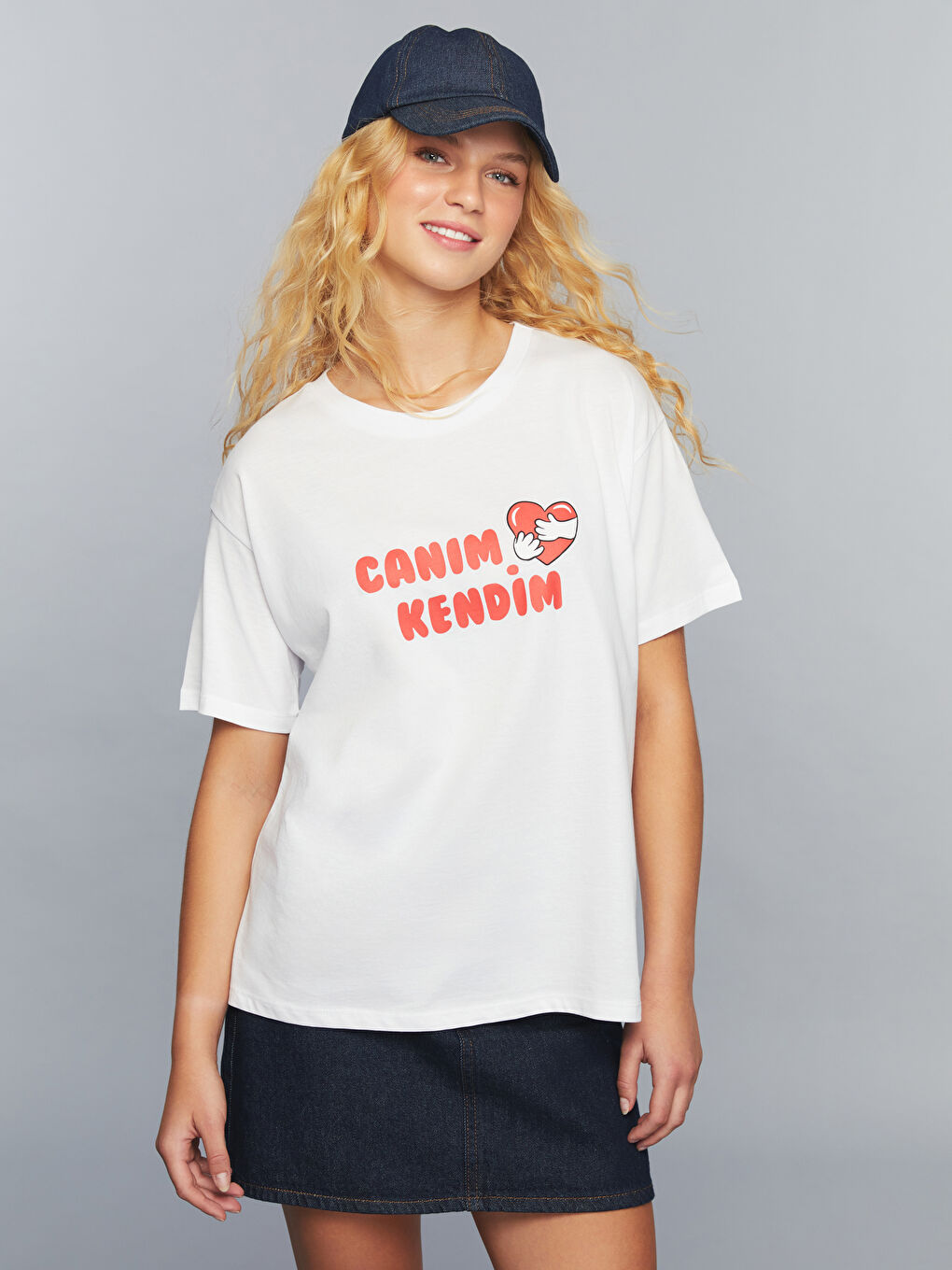 Beyaz Bisiklet Yaka Slogan Baskılı Kadın Tişört