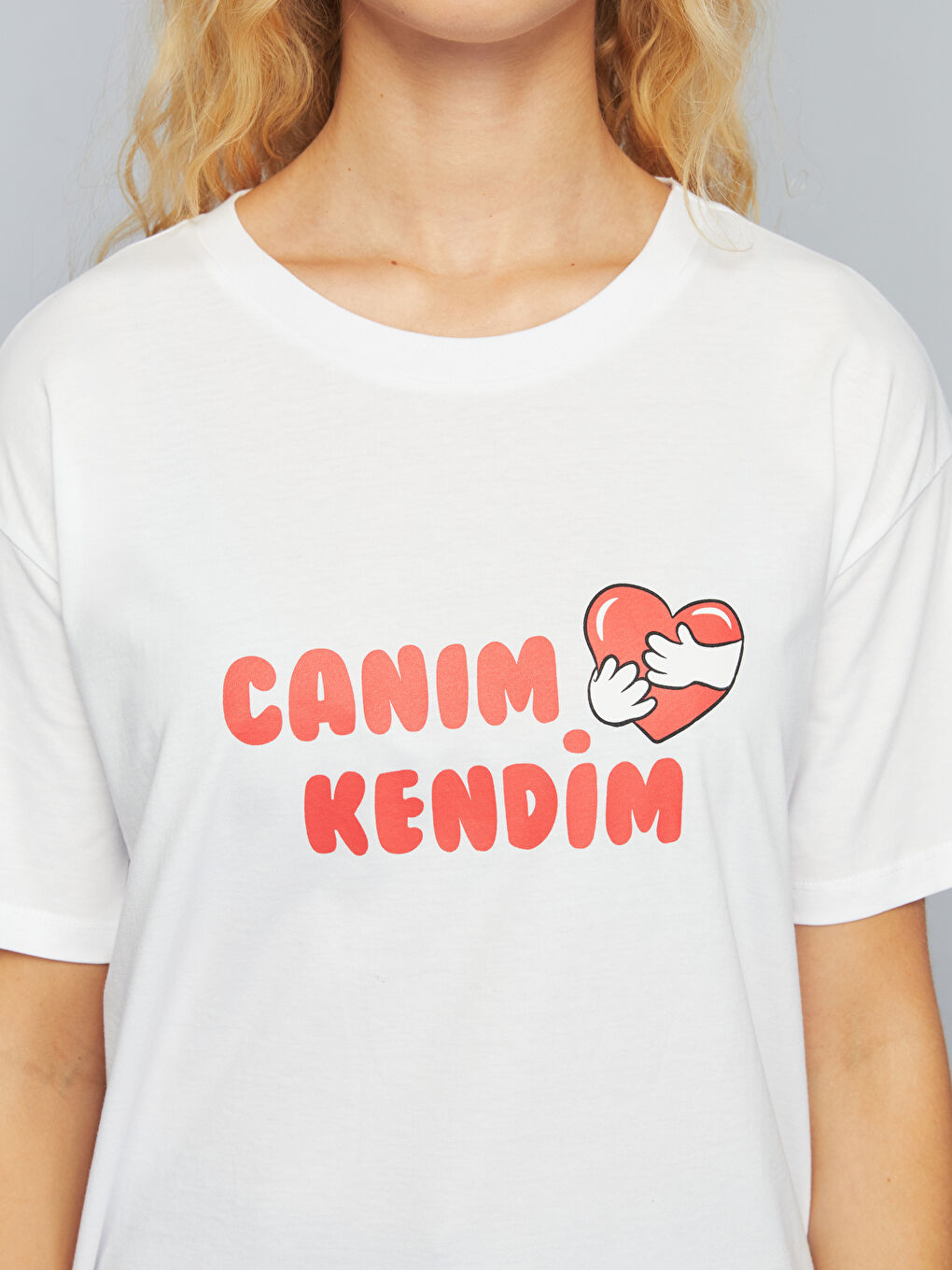 Beyaz Bisiklet Yaka Slogan Baskılı Kadın Tişört-2