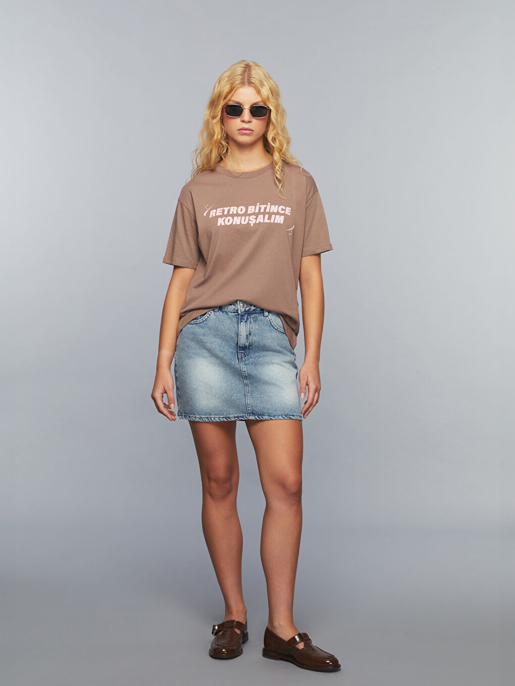 Kahverengi Bisiklet Yaka Slogan Baskılı Kadın Tişört-1
