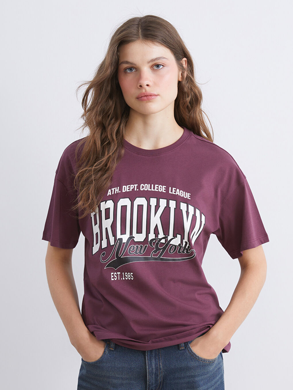 Mürdüm Bisiklet Yaka Brooklyn Baskılı Kadın Tişört