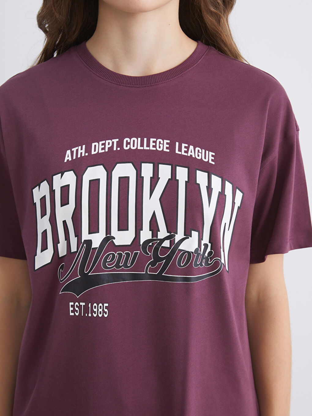 Mürdüm Bisiklet Yaka Brooklyn Baskılı Kadın Tişört-2