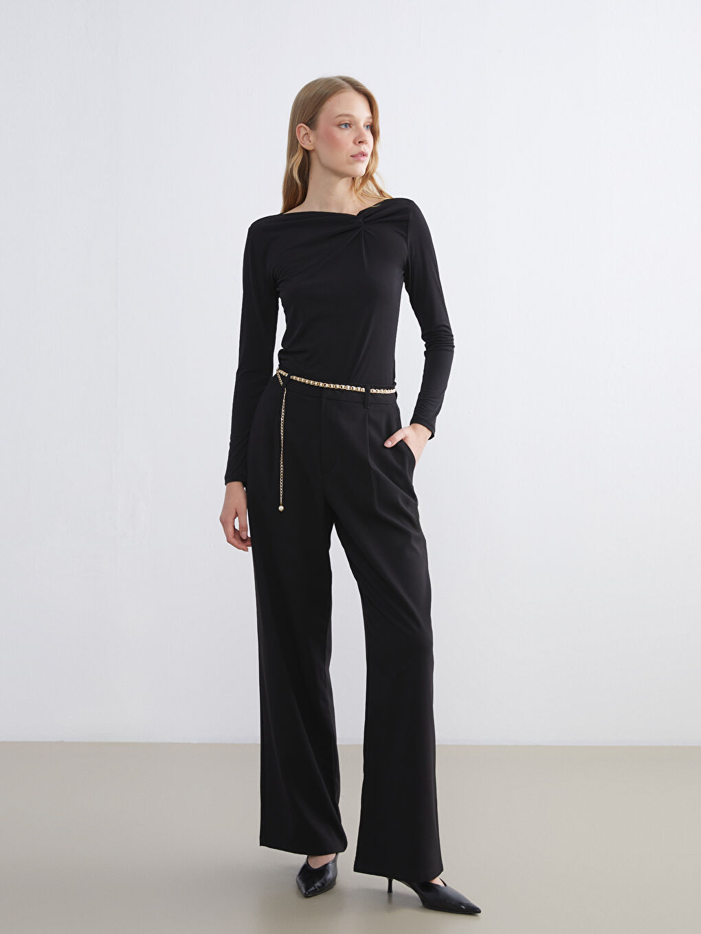 Siyah Asimetrik Yaka Büzgülü Bluz-1