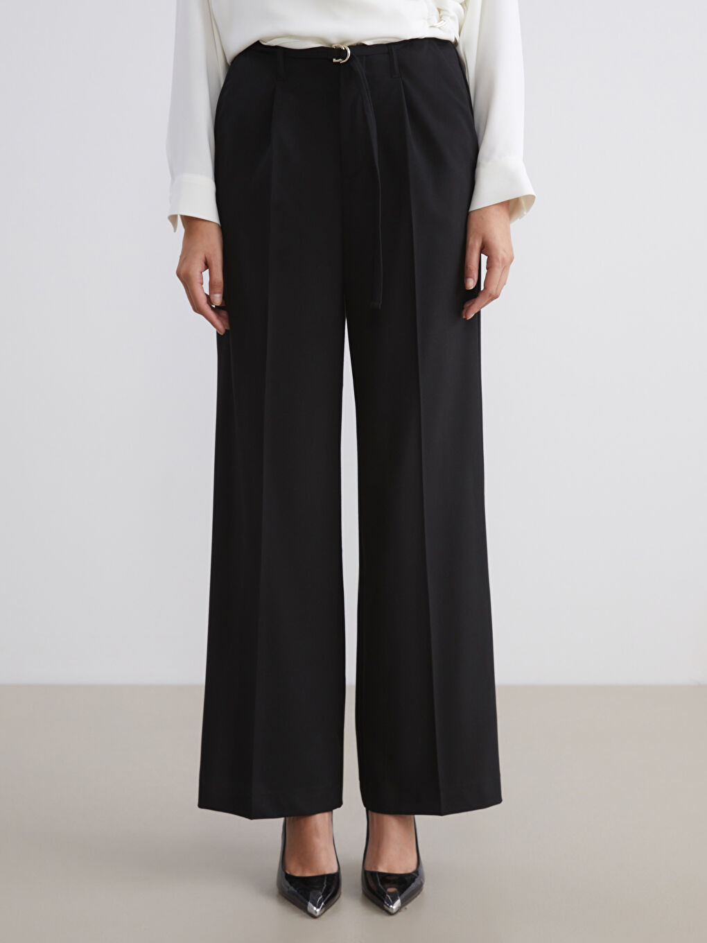 Siyah Beli Kemerli Geniş Paça Kadın Pileli Pantolon-1