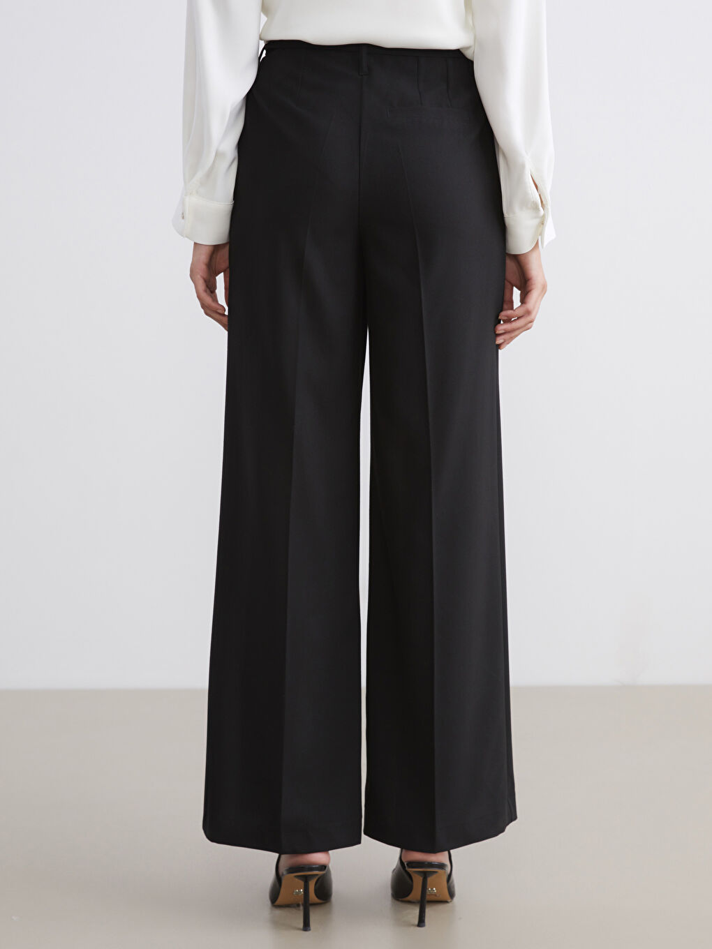 Siyah Beli Kemerli Geniş Paça Kadın Pileli Pantolon-3