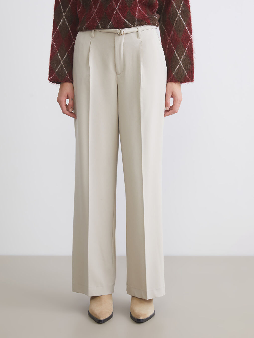 Bej Beli Kemerli Geniş Paça Kadın Pileli Pantolon-1