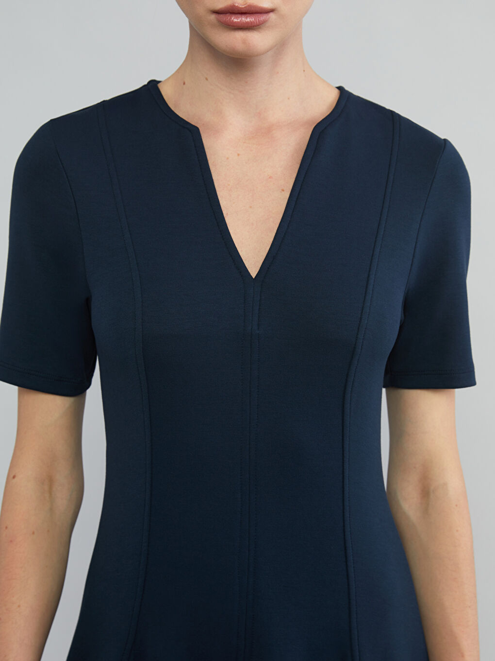 Lacivert V Yaka Belden Oturtmalı Elbise-5