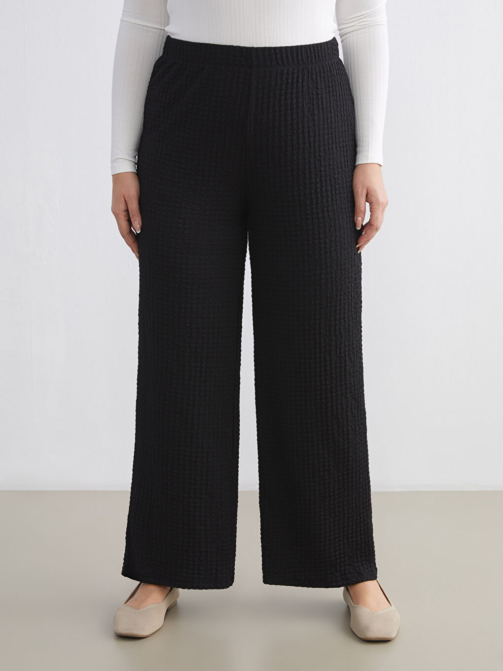 Siyah Beli Lastikli Dokulu Kadın Pantolon-1