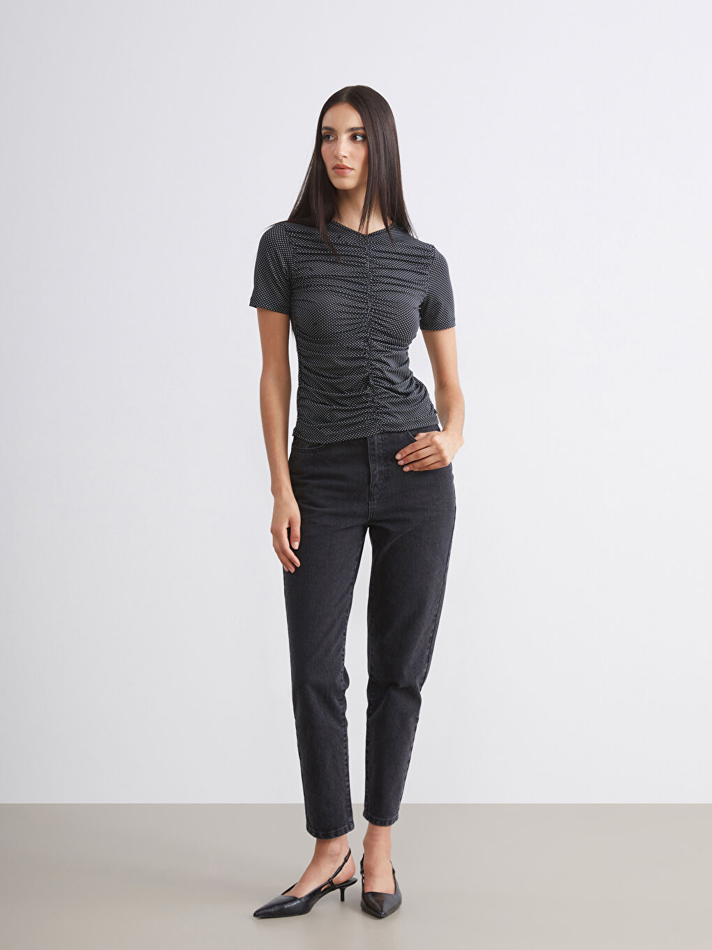 Siyah V Yaka Büzgülü Bluz-1