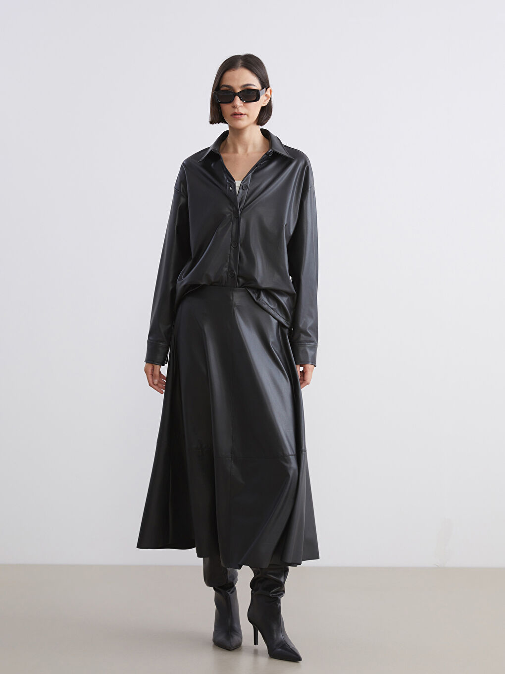 Siyah Deri Görünümlü Kadın Gömlek-1