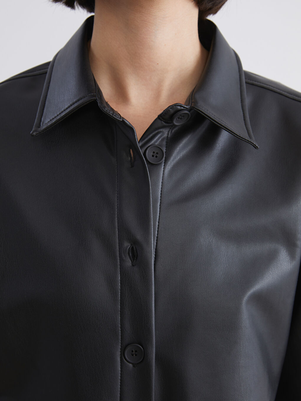 Siyah Deri Görünümlü Kadın Gömlek-2