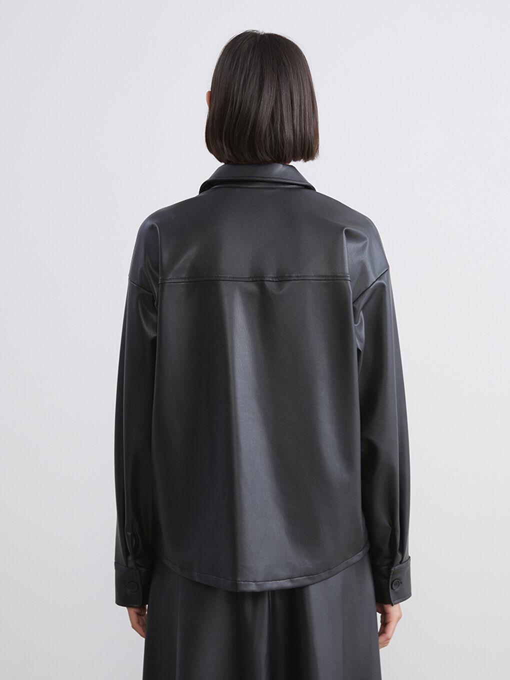 Siyah Deri Görünümlü Kadın Gömlek-3