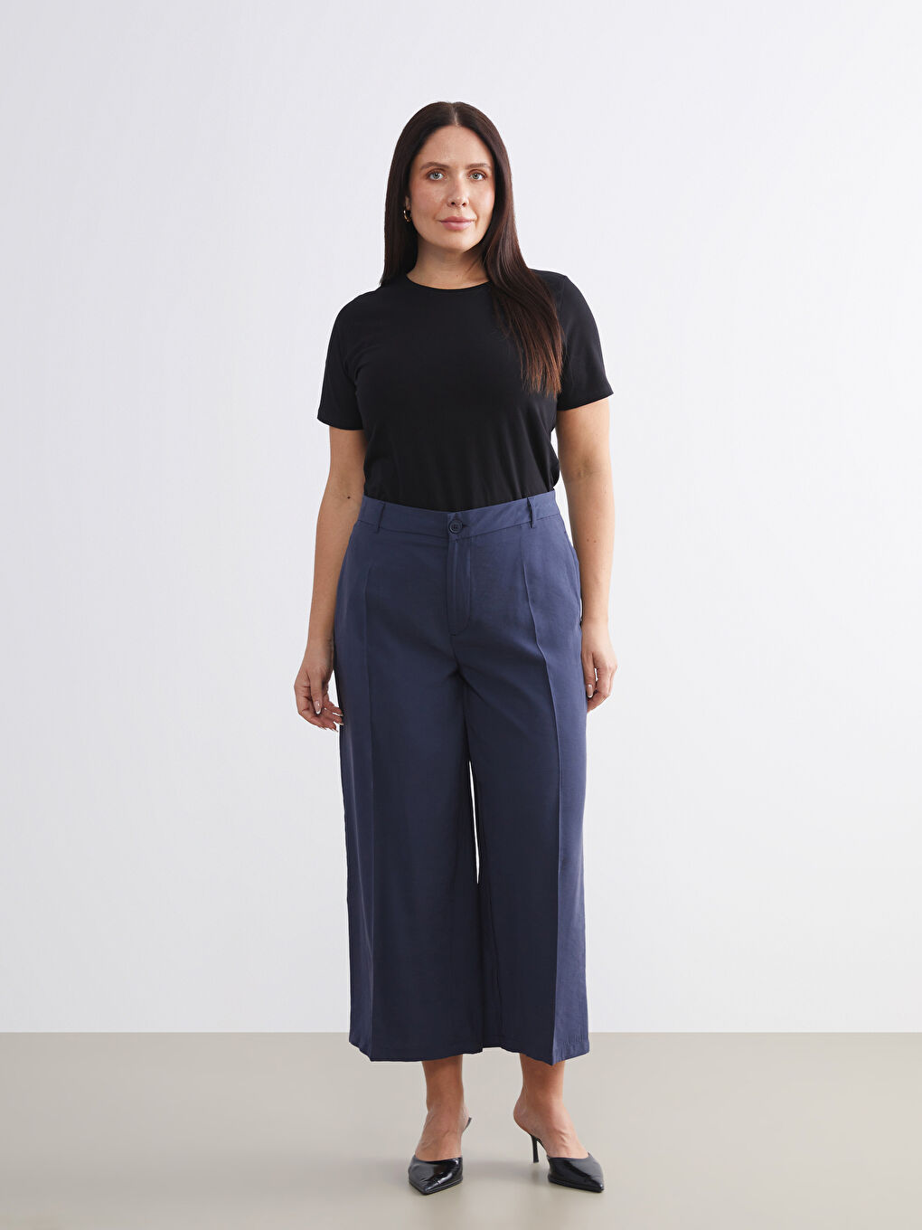 Siyah Büyük Beden Bisiklet Yaka Kadın Tişört-1