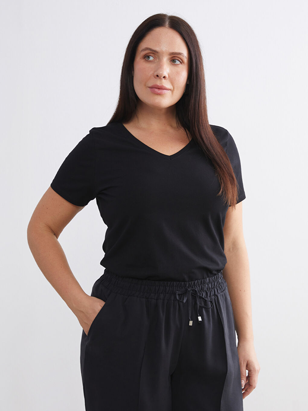 Siyah Büyük Beden V Yaka Kadın Tişört-1