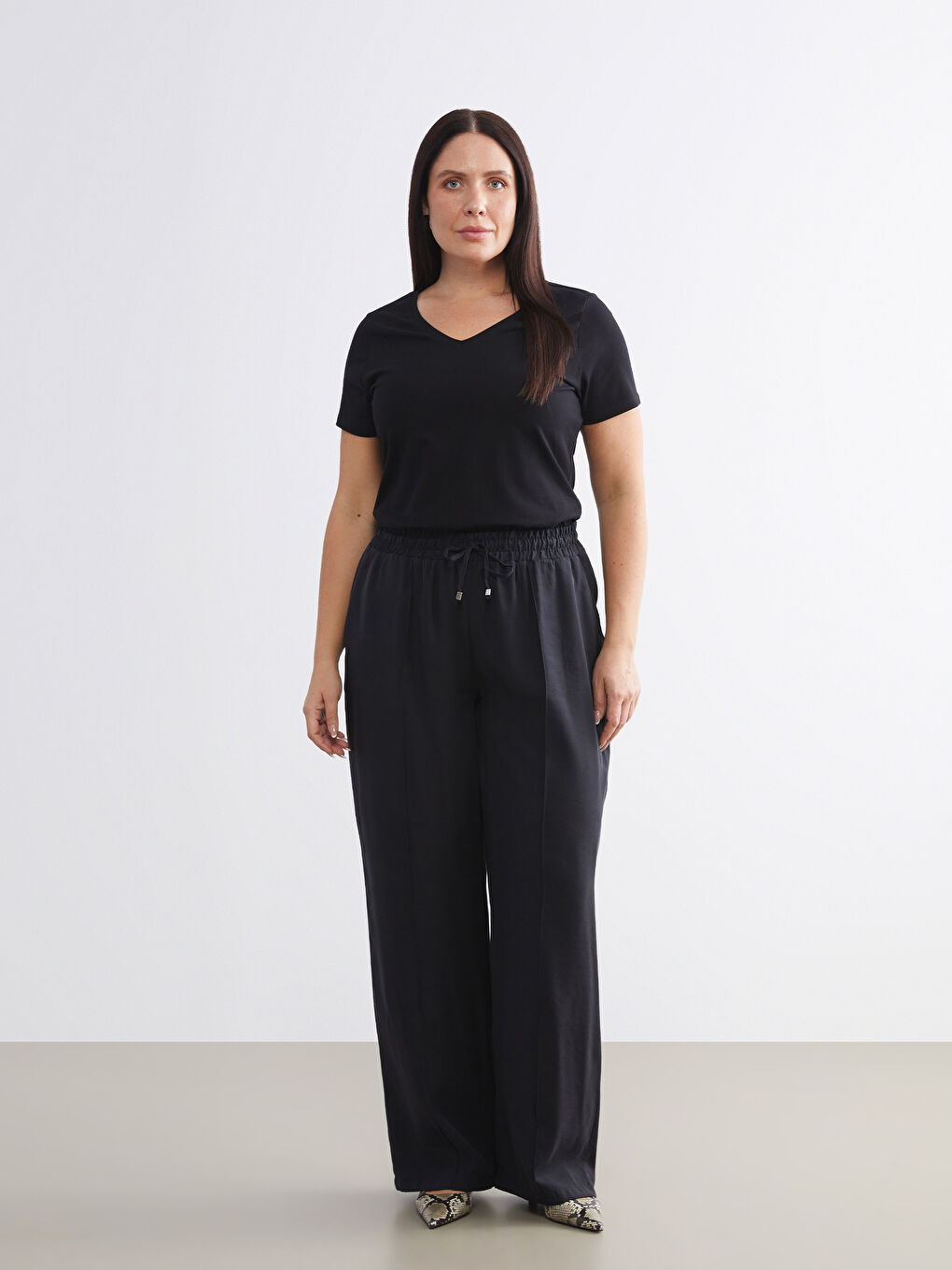 Siyah Büyük Beden V Yaka Kadın Tişört-5