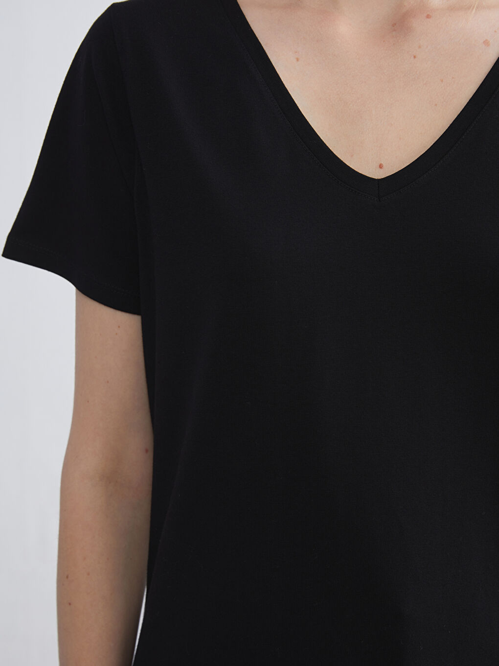 Siyah Büyük Beden V Yaka Kadın Tişört-3