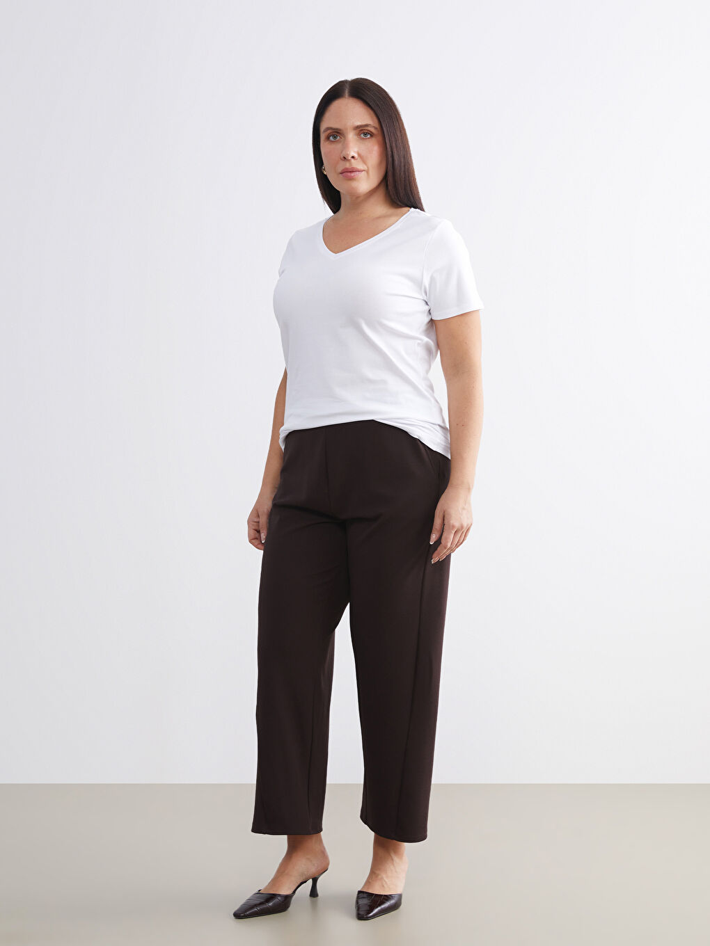 Beyaz Büyük Beden V Yaka Kadın Tişört-5