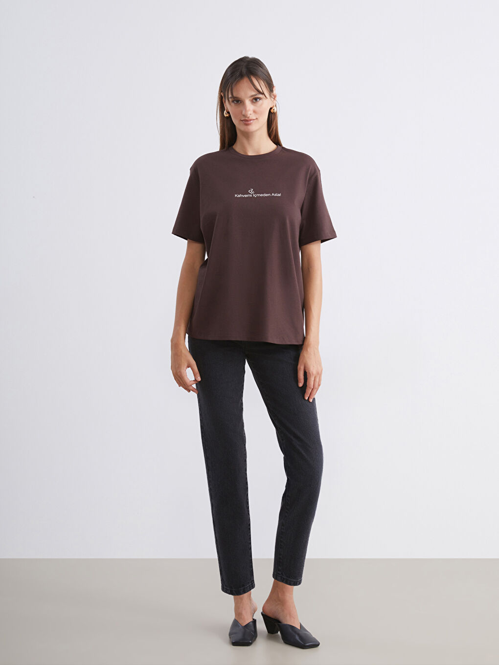 Kahverengi Bisiklet Yaka Slogan Baskılı Oversize Kadın Tişört-1