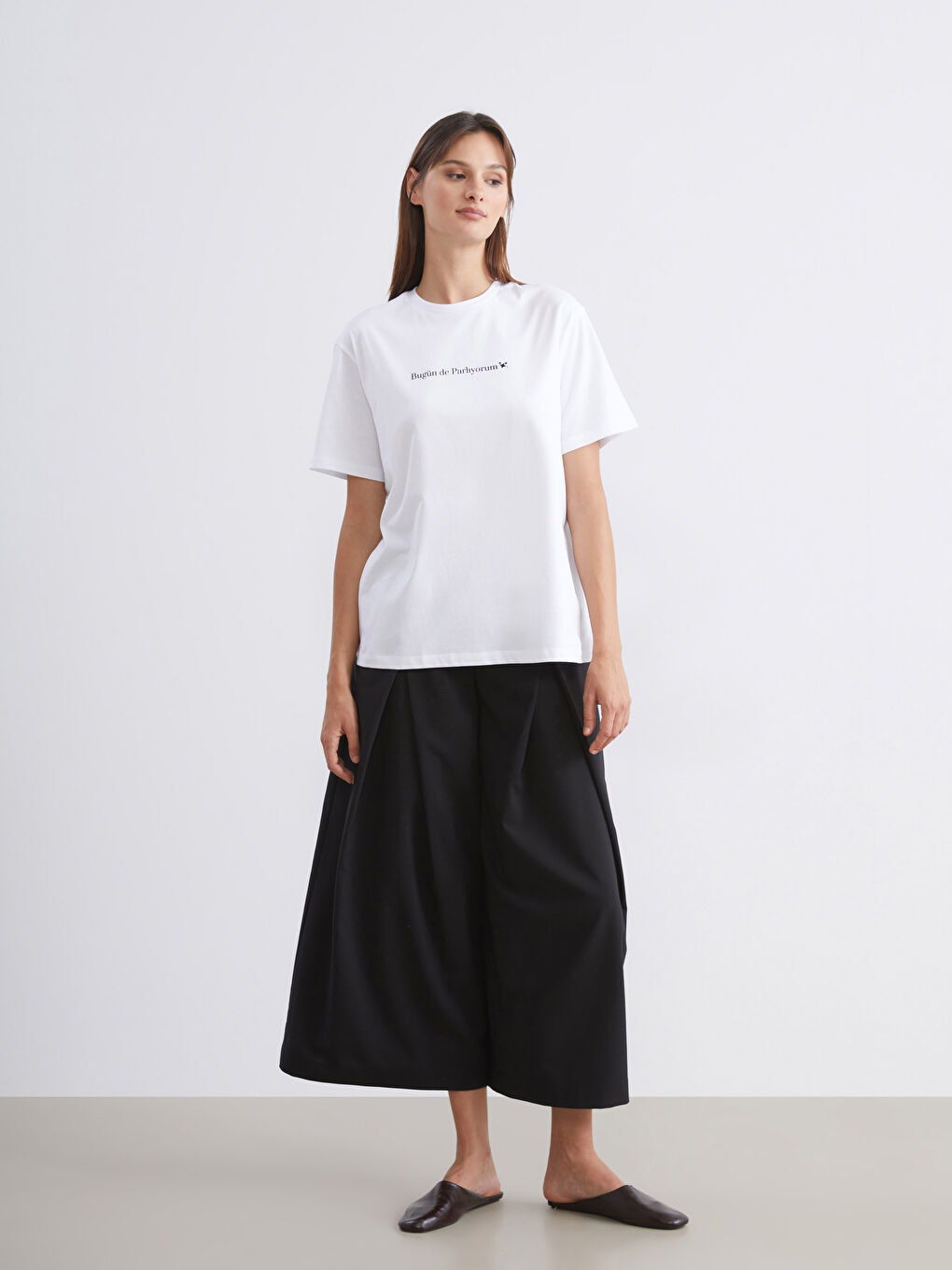 Beyaz Bisiklet Yaka Slogan Baskılı Oversize Kadın Tişört-1