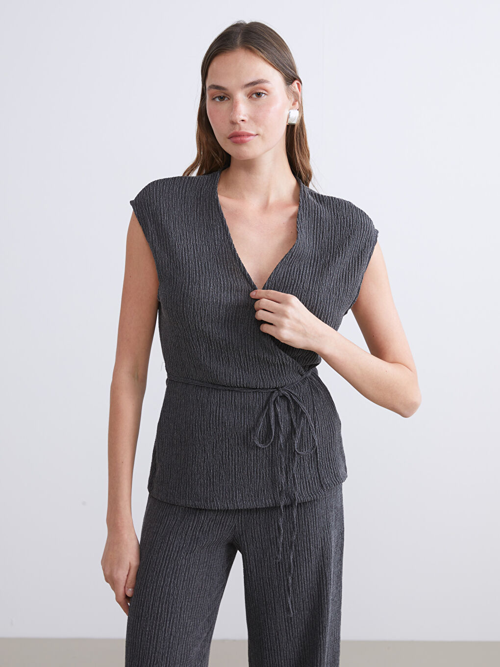 کەمەری یاخەی V چنراوی تان و پۆدار - بۆ ژنان