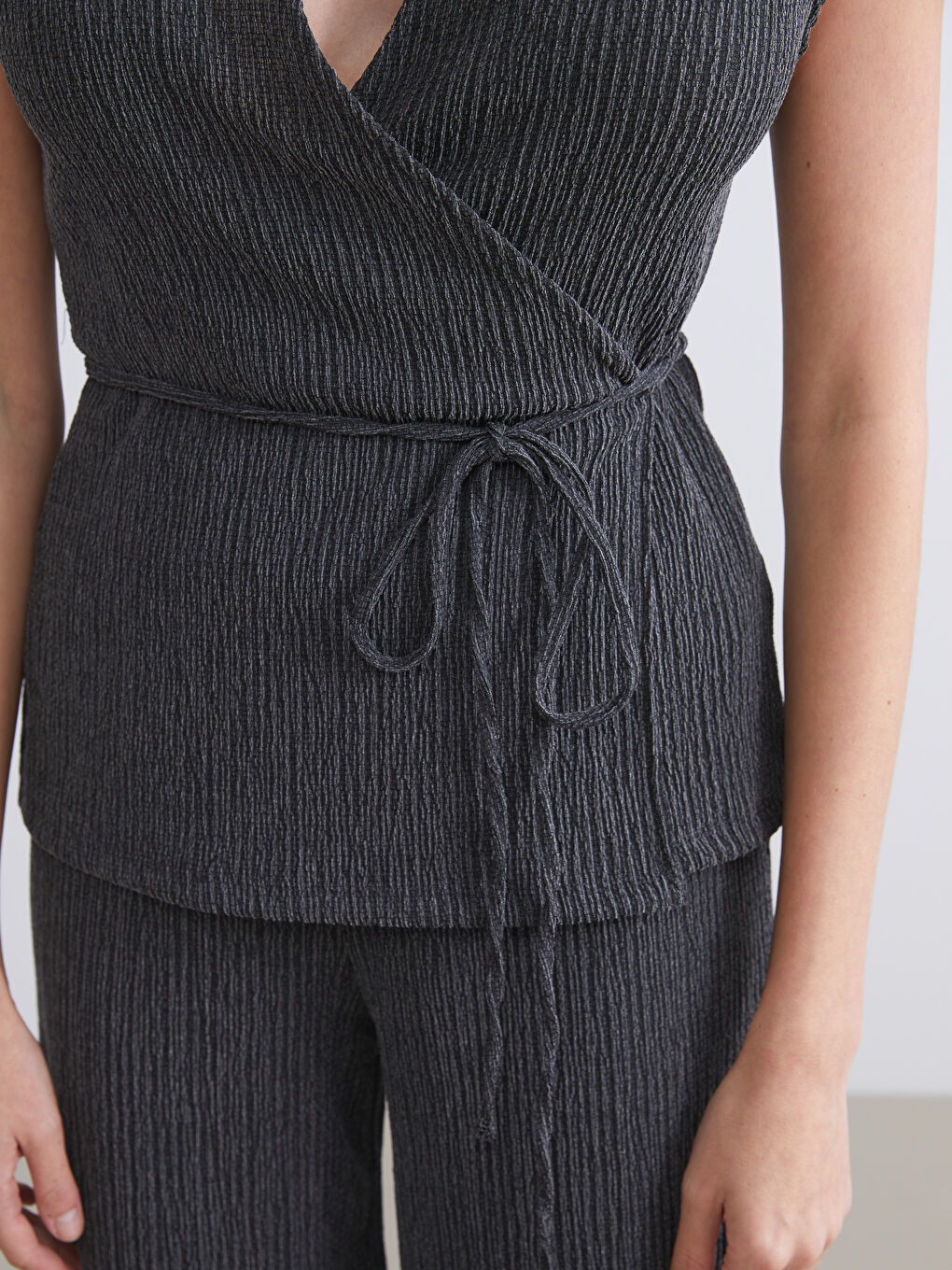 کەمەری یاخەی V چنراوی تان و پۆدار - بۆ ژنان-5