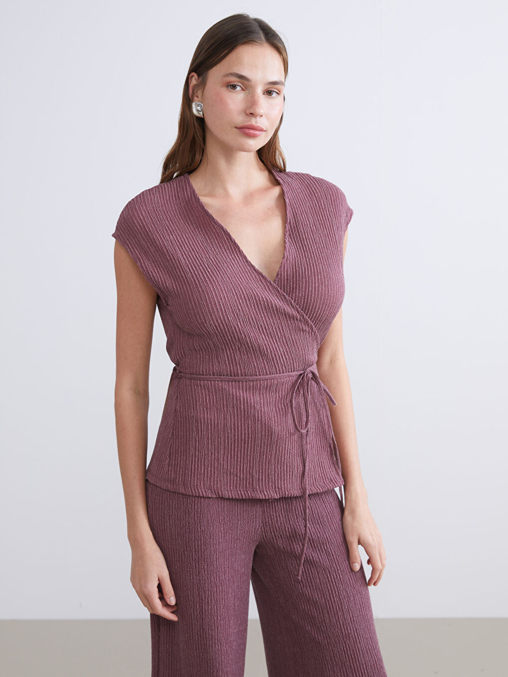 کەمەری یاخەی V چنراوی تان و پۆدار - بۆ ژنان