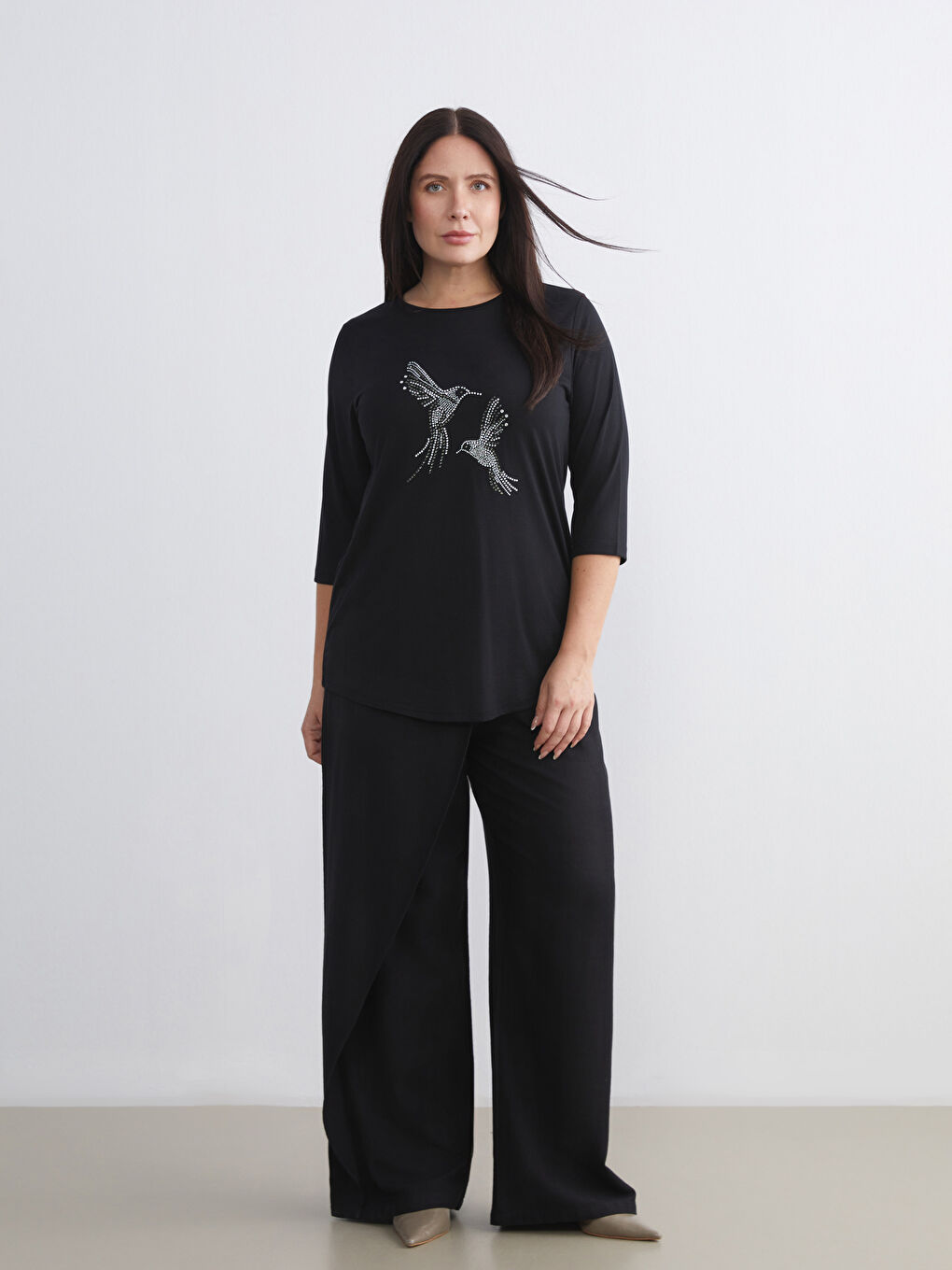 Siyah Bisiklet Yaka Taşlı Kadın Tişört-1