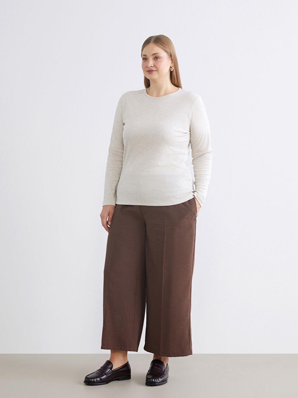 Bej Bisiklet Yaka Kadın Tişört-1