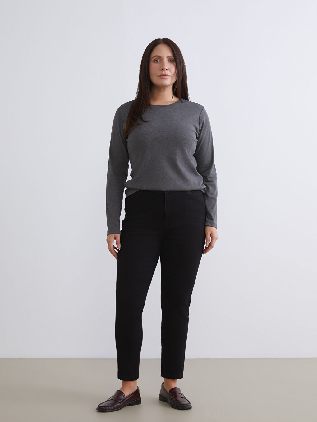 Antrasit Bisiklet Yaka Kadın Tişört-1