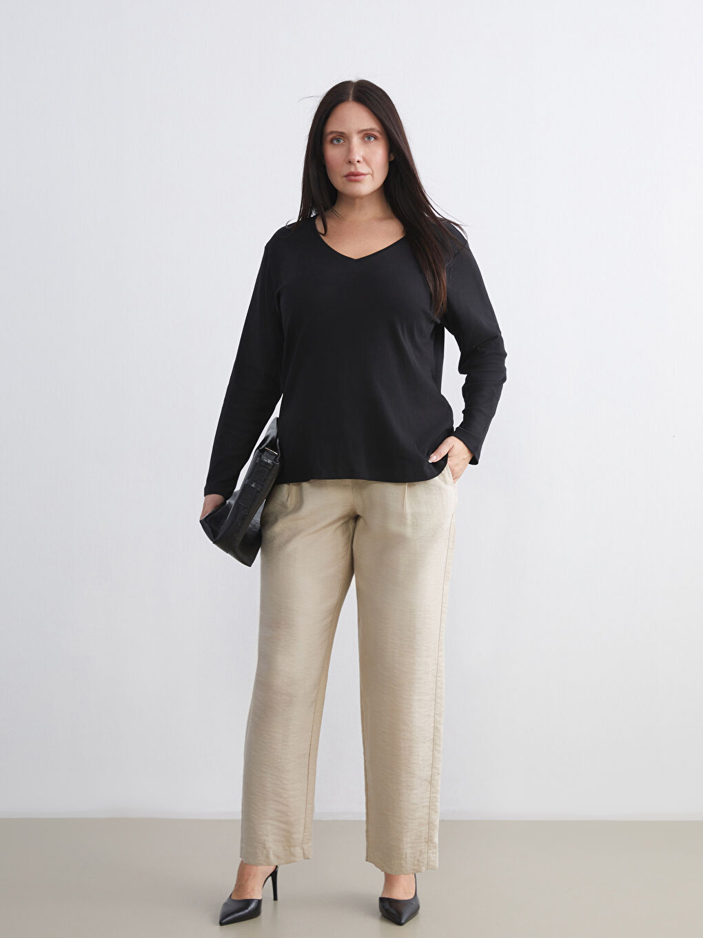 Siyah V Yaka Kadın Tişört-1