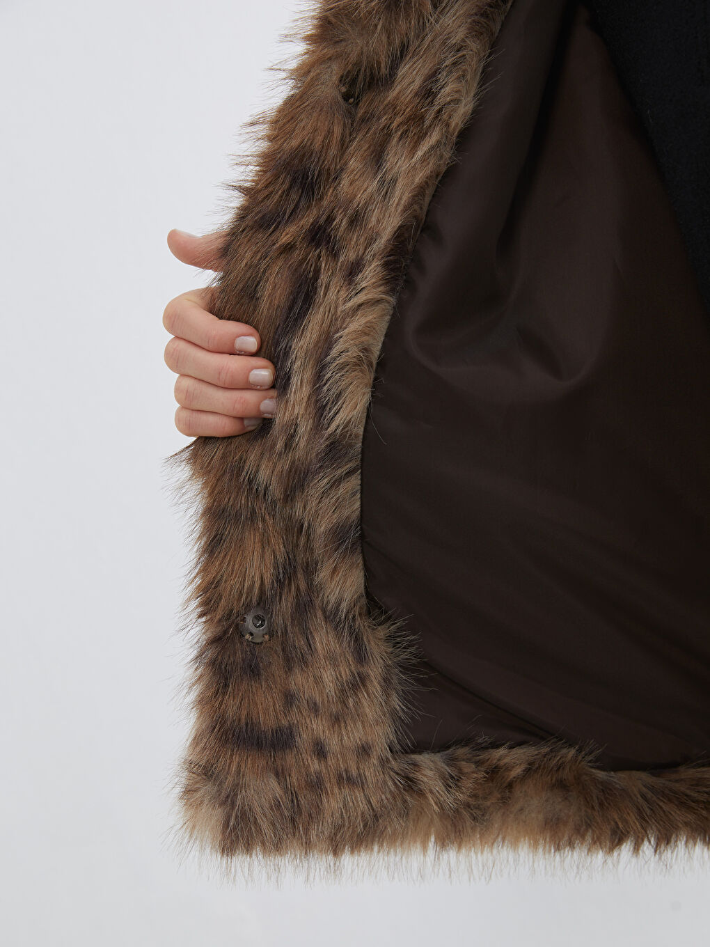 Kahverengi Gömlek Yaka Leopar Desenli Kadın Kürk Mont-3