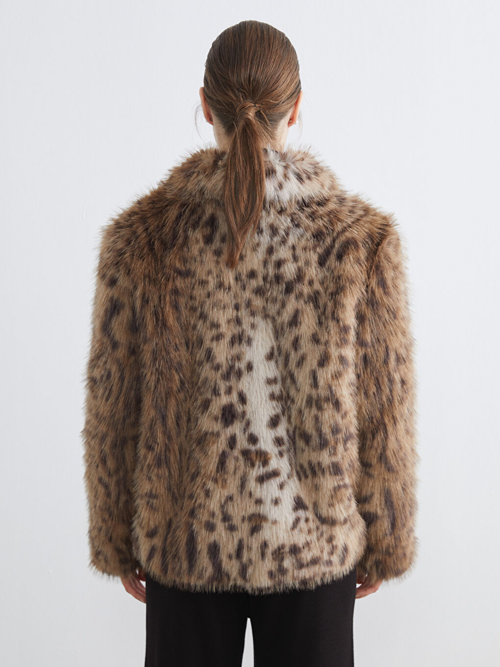 Kahverengi Gömlek Yaka Leopar Desenli Kadın Kürk Mont-4