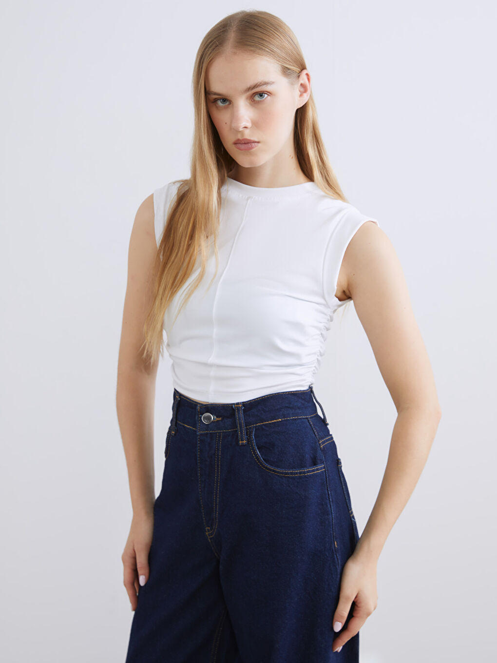 Beyaz Bisiklet Yaka Büzgülü Kadın Tişört