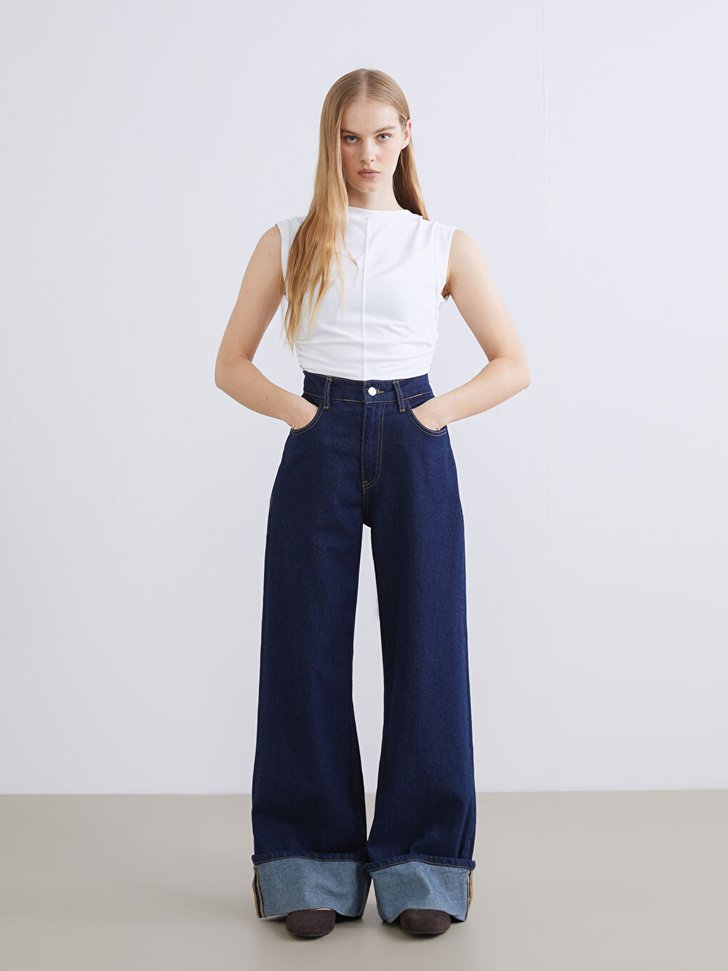 Beyaz Bisiklet Yaka Büzgülü Kadın Tişört-1