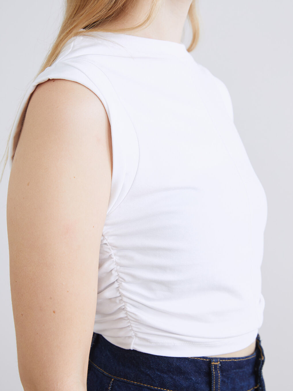 Beyaz Bisiklet Yaka Büzgülü Kadın Tişört-2