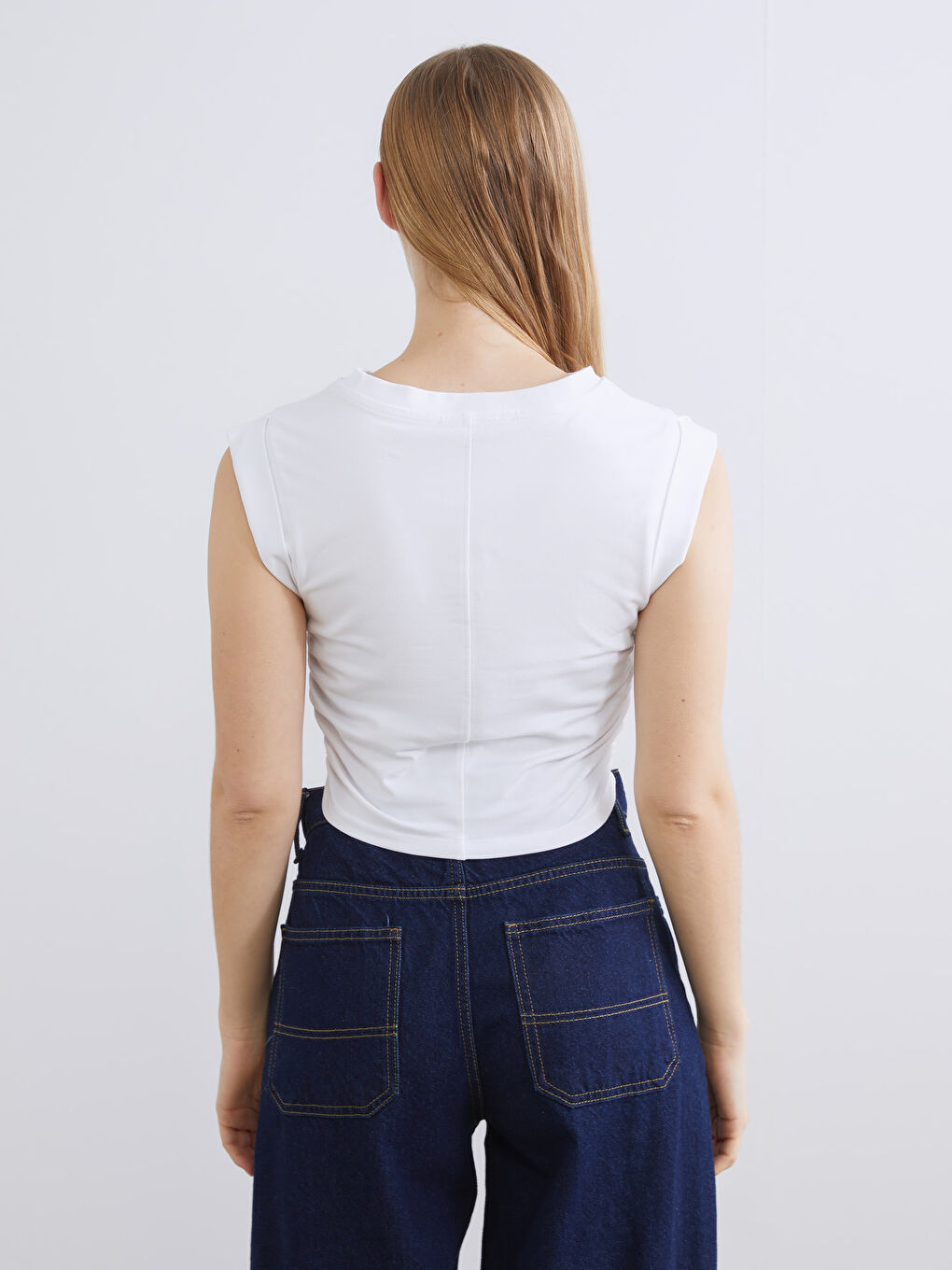 Beyaz Bisiklet Yaka Büzgülü Kadın Tişört-3