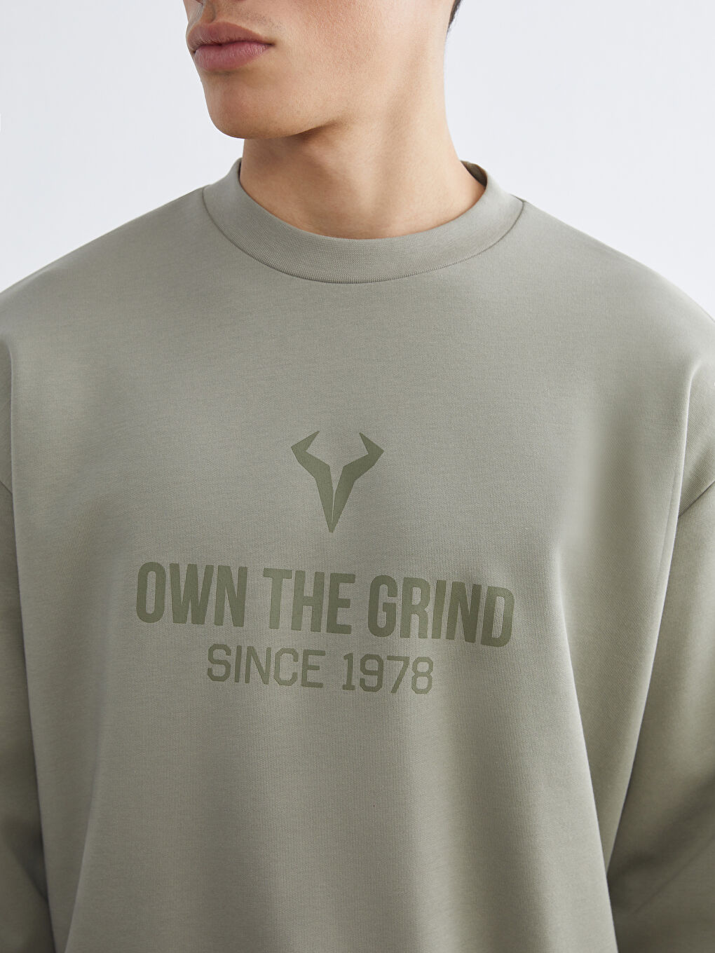 Ерлерге арналған дөңгелек жағалы принтті свитшот-2