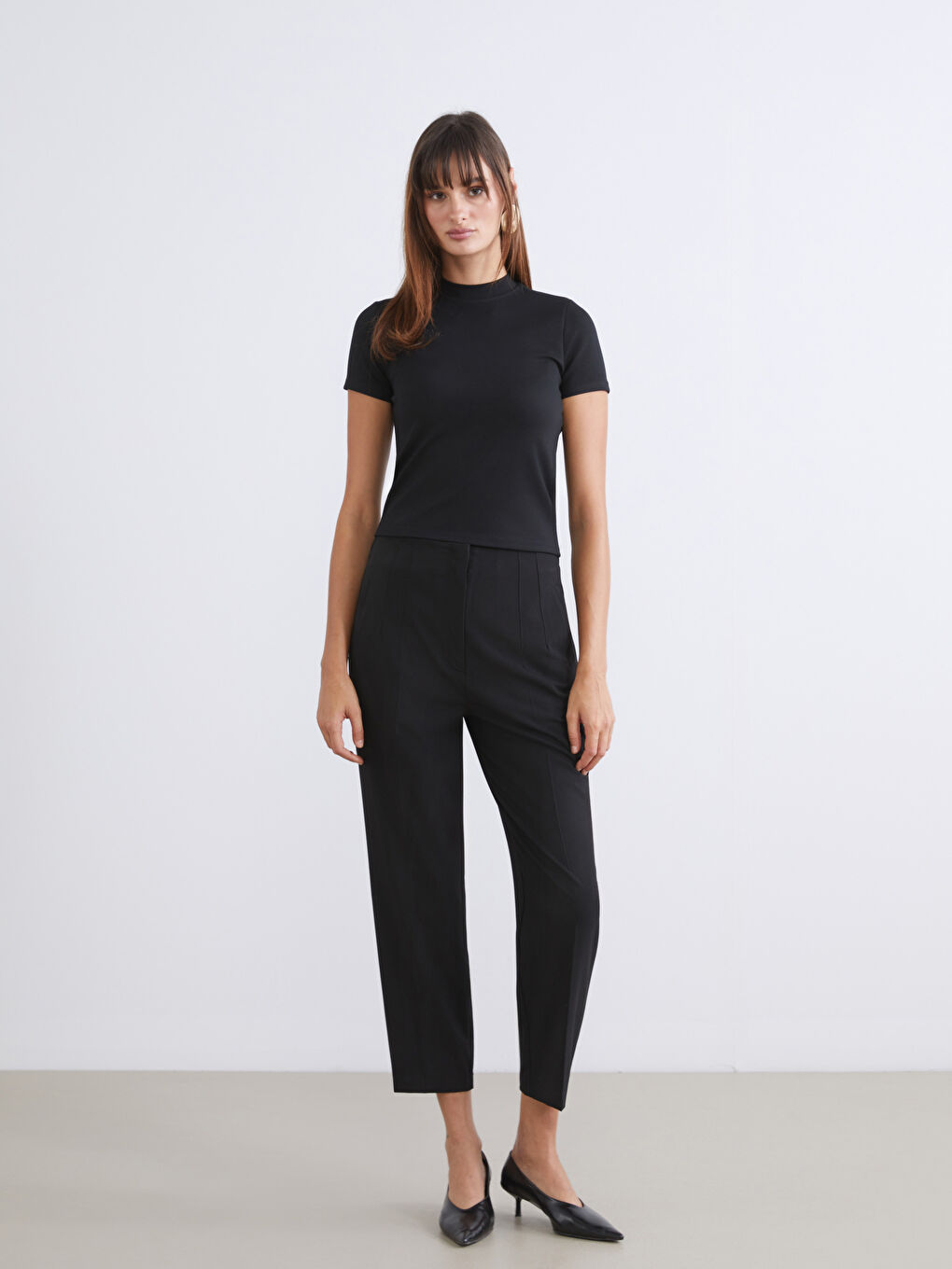 Siyah Dik Yaka Kadın Tişört-1