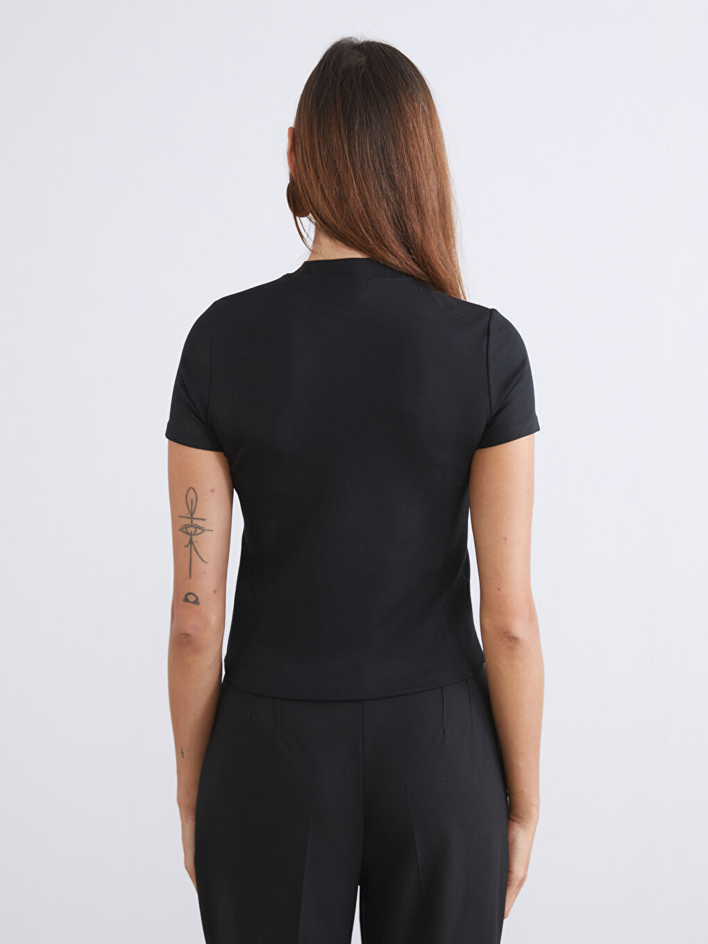 Siyah Dik Yaka Kadın Tişört-3