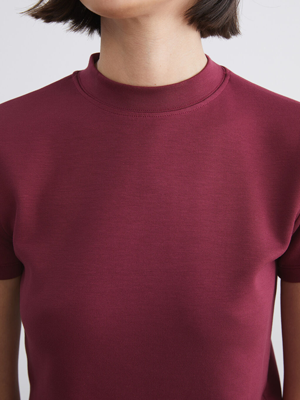Bordo Dik Yaka Kadın Tişört-2